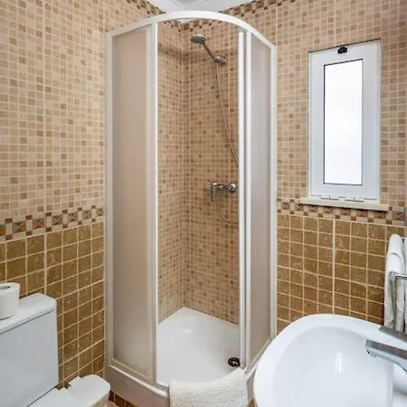 7+1 Bedroom Private Villa, Heated Pool, Games, Bbq